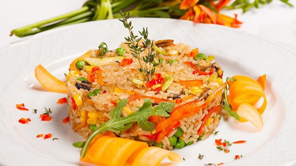 الريزوتو النباتي هو وجبة الغداء المثالية لأولئك الذين يتبعون حمية البحر الأبيض المتوسط. 
